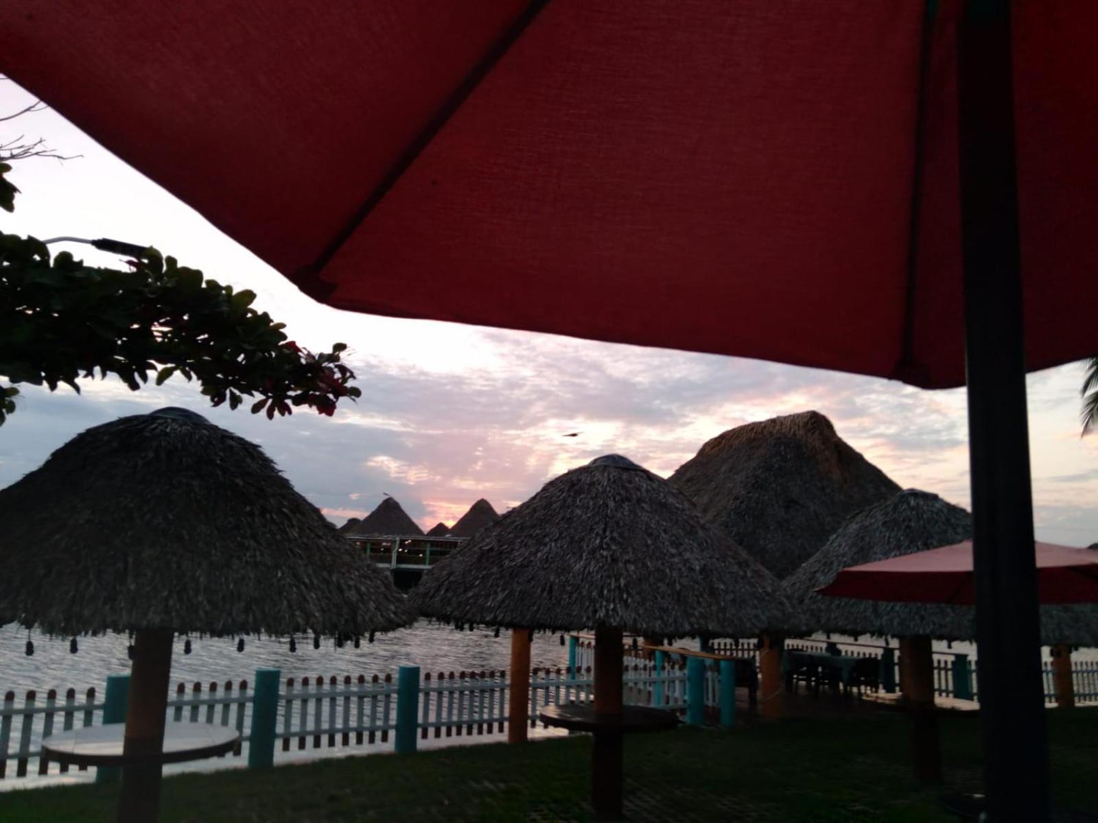 Hotel La Cueva Del Pirata Casitas Exterior photo